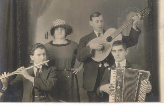 Orquesta con cantante femenina